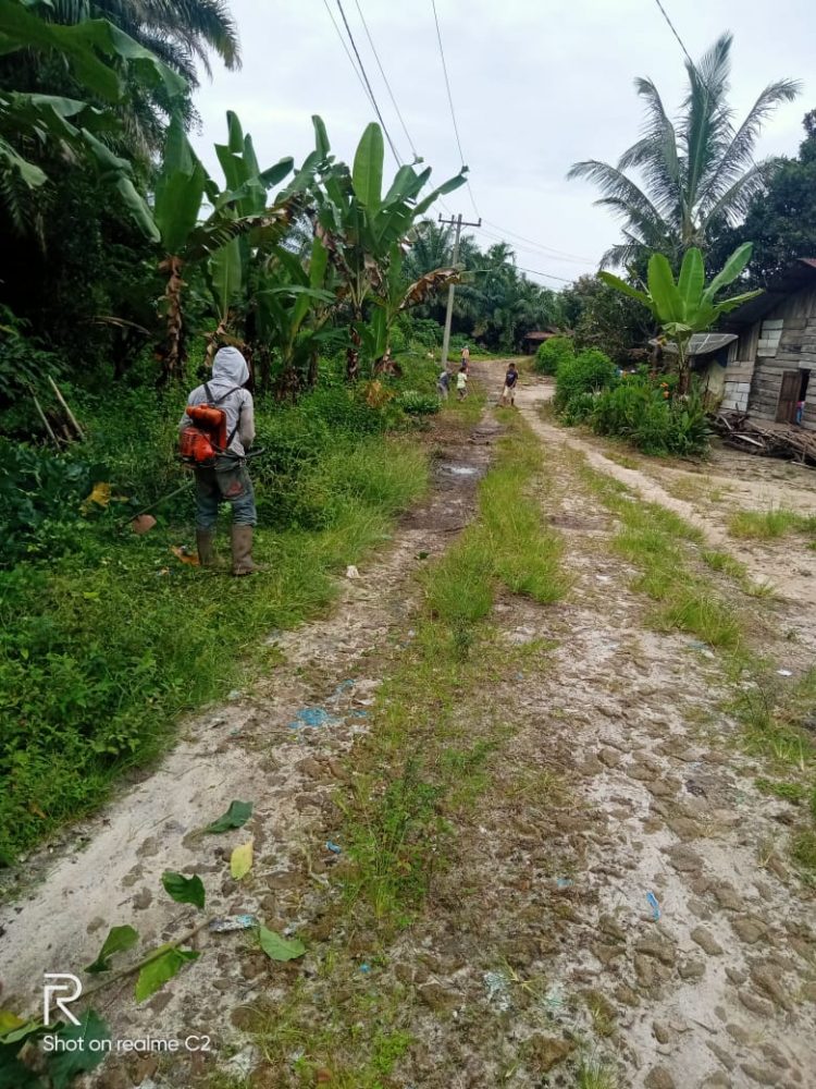 WARGA LUMBAN GORAT MENUNTUT PERBAIKAN JALAN
