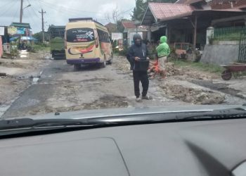 JALAN RUSAK PROPINSI SU, DI PANEI TONGAH DIPERBAIKI WARGA