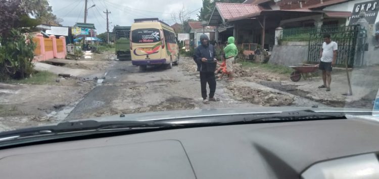 JALAN RUSAK PROPINSI SU, DI PANEI TONGAH DIPERBAIKI WARGA