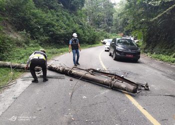 Kanit Lantas Polsek Parapat Bantu Evakuasi Tiang Listrik Tumbang Menimpa Mobil