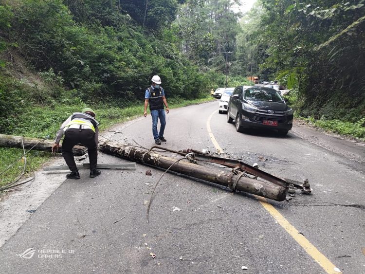 Kanit Lantas Polsek Parapat Bantu Evakuasi Tiang Listrik Tumbang Menimpa Mobil