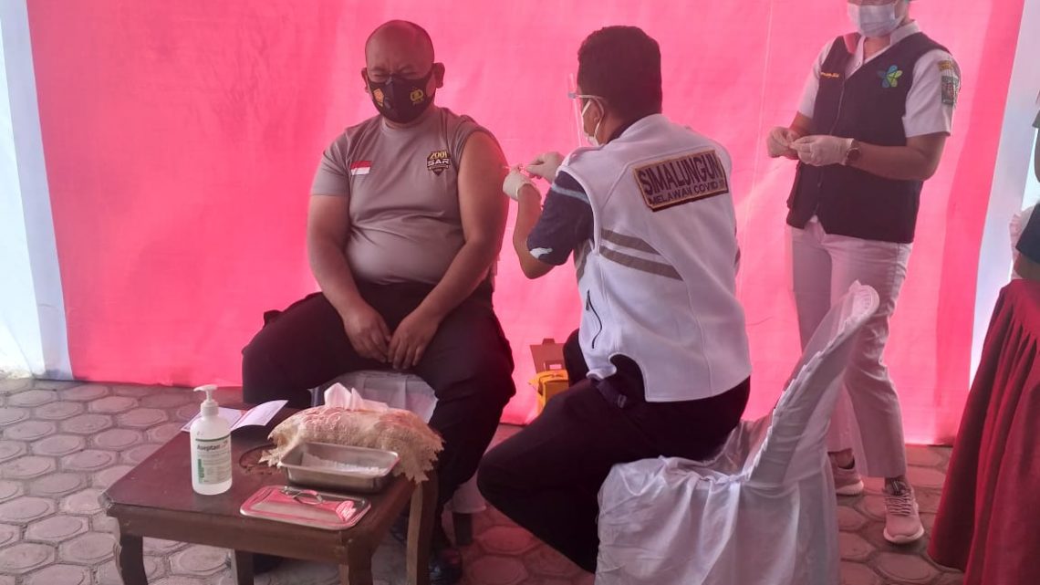 Kapolres Simalungun Ikuti Vaksinasi Sinovac Covid-19 Tahap II