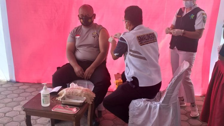 Kapolres Simalungun Ikuti Vaksinasi Sinovac Covid-19 Tahap II