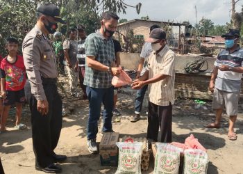 Kapolres Simalungun Berikan Bantuan Kepada Keluarga Korban Kebakaran Tiga Unit Rumah di Sahkuda Bayu