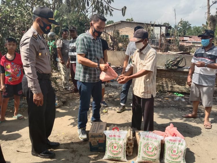 Kapolres Simalungun Berikan Bantuan Kepada Keluarga Korban Kebakaran Tiga Unit Rumah di Sahkuda Bayu