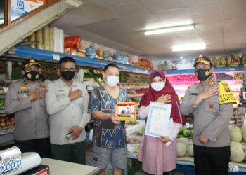 Kapolres Pematang Siantar Berikan Penghargaan kepada Karyawan Toko Buah Harum Manis