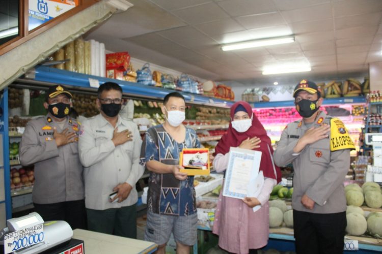 Kapolres Pematang Siantar Berikan Penghargaan kepada Karyawan Toko Buah Harum Manis