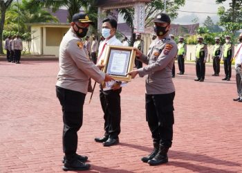 Kapolres Simalungun Berikan Piagam Penghargaan kepada Personel yang Berprestasi