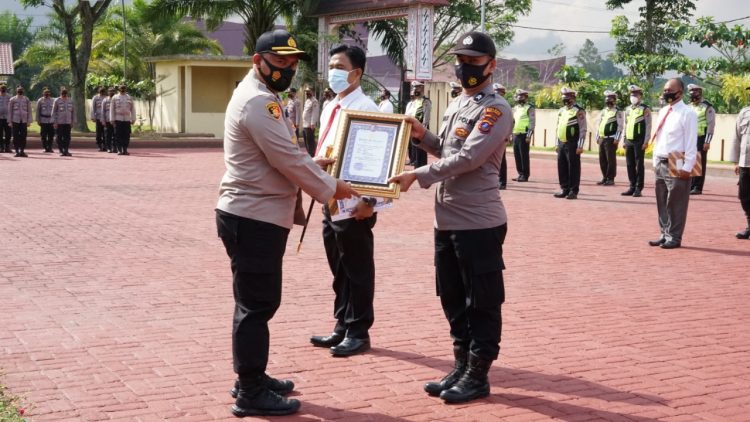 Kapolres Simalungun Berikan Piagam Penghargaan kepada Personel yang Berprestasi