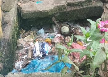 RETRIBUSI SAMPAH DIKUTIP, SAMPAH DIBIARKAN MENYUMBAT PARIT DI PEMUKIMAN