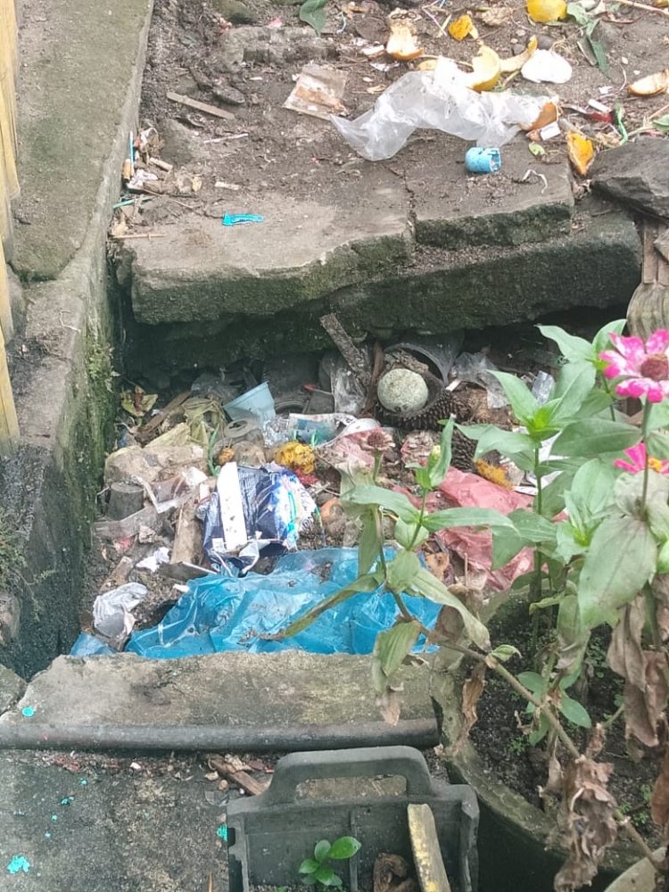 RETRIBUSI SAMPAH DIKUTIP, SAMPAH DIBIARKAN MENYUMBAT PARIT DI PEMUKIMAN