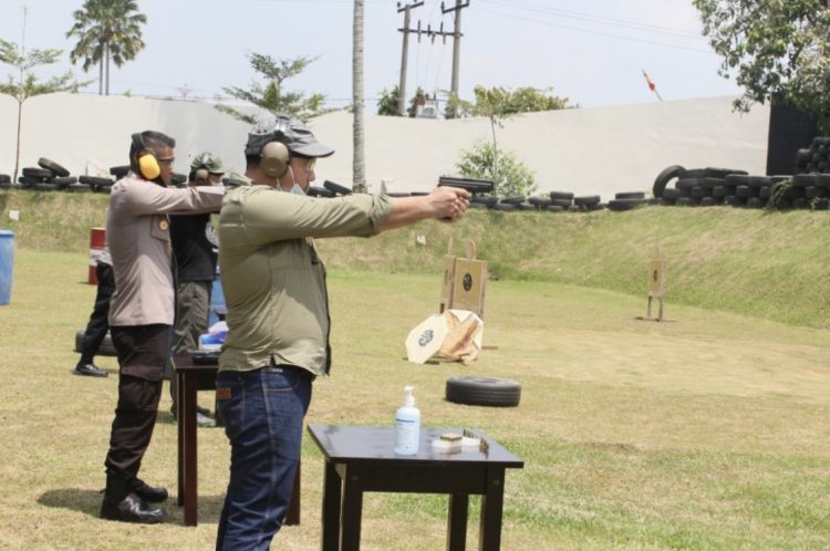 Bangun Sinergitas TNI-POLRI Gelar Latihan Menembak