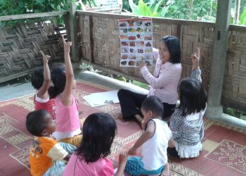PEGIAT SOSIAL BERJALAN DI JALAN SUNYI