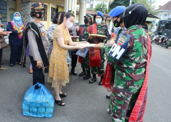 Ketua Bayangkari Bagi Masker Gratis