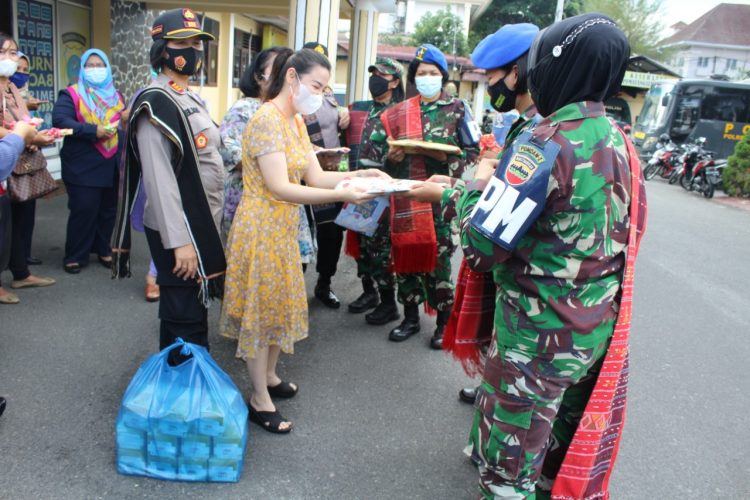 Ketua Bayangkari Bagi Masker Gratis