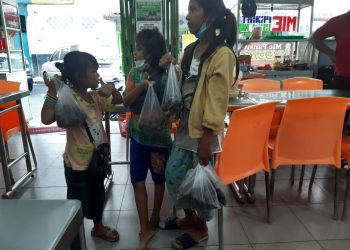 Anak Usia Lima Tahun Jual Buah Salak