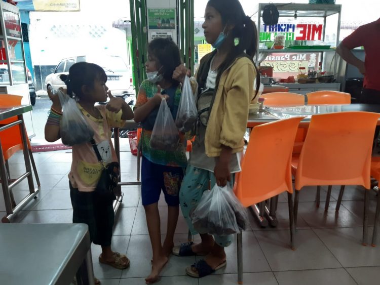 Anak Usia Lima Tahun Jual Buah Salak