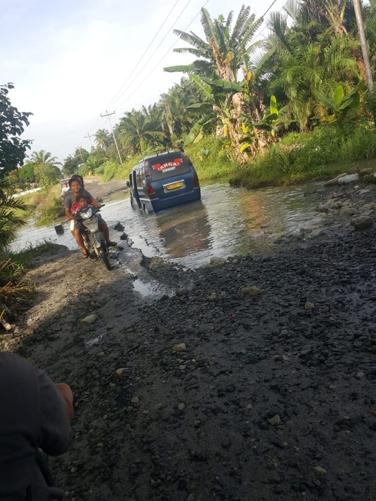 Jalan Hutabayu Raja Rusak Parah, Dinas PU Tutup Mata
