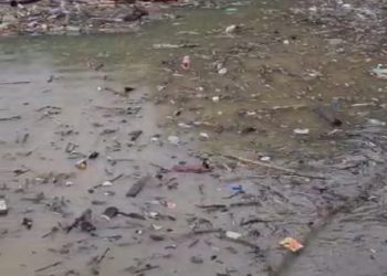 Sampah Berserak di Pantai Bebas Parapat Akibat Banjir