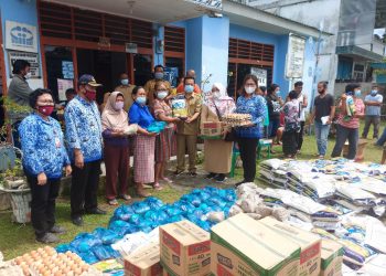 Bupati Simalungun Bagi 75 Paket Sembako Kepada Korban Banjir Parapat