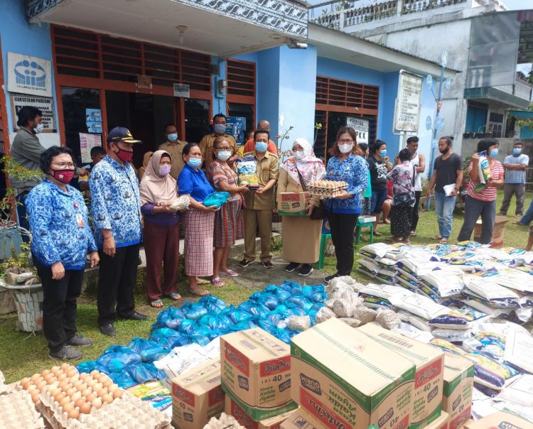 Bupati Simalungun Bagi 75 Paket Sembako Kepada Korban Banjir Parapat