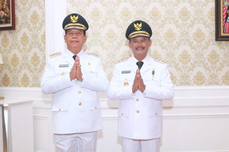 KEPALA SEKOLAH SD DIPAKSA BELI GAMBAR BUPATI DAN WAKIL SEHARGA RP 350.000,-/PASANG