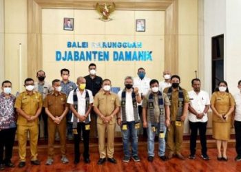 Sekda Simalungun bersama pansus DPRD Sumatera Utara di ruang Harungguan Djabanten Damanik.(foto:ist)