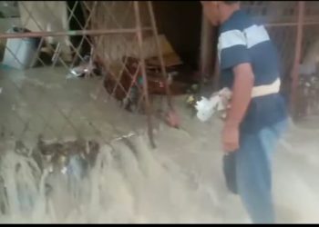 Mess Dilanda Banjir, Suster Adri Mengalami Luka Simalungun- Akibat hujan deras yang turun sejak sore hari. Mess Suster Paroki Santo Antonius Padua Tiga diterjang banjir. Peristiwa tersebut terjadi tepatnya di Nagori Bandar Dolok Kecamatan Dolok Panribuan Kabupaten Simalungun pada Rabu, (22/06). Informasi dihimpun, banjir yang menerjang tempat mess Suster tersebut sampai merubuhkan sebuah tembok bahkan salah satu suster mengalami luka luka akibat peristiwa tersebut. Kepala paroki Santo Antonius Padua Tiga Dolok, Pastor RP. Joseph Lesta S. Pandia, OFM conv menyampaikan Suster Adri mengalami luka di kaki sudah dibawa ke Mumteluco Pematang Siantar untuk pengobatan kakinya. Dalam amatan video ,di WhatsApp tampak pemerintah kabupaten Simalungun seperti Camat Dolok Panribuan Nopen germanicus Sijabat, dan tim Badan Penanggulangan Bencana Daerah (BPBD) Simalungun memantau lokasi kejadian.(007)