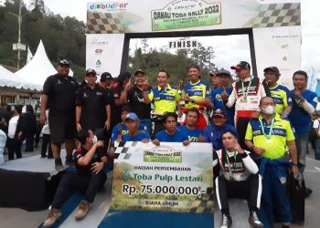Hadiah Utama Danau Toba Rally 2022 Diserahkan Dirut PT. Toba Pulp Lestari Senilai Rp.75 Juta