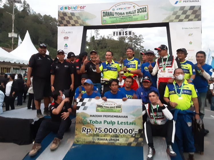 Hadiah Utama Danau Toba Rally 2022 Diserahkan Dirut PT. Toba Pulp Lestari Senilai Rp.75 Juta