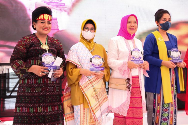 WALIKOTA SIANTAR IKUTI GEBYAR KEBAYA NUSANTARA SUMUT DI MEDAN