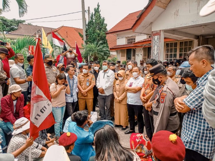 TARIF BBM NAIK, MAHASISWA SIANTAR DEMO