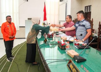 WALIKOTA SIANTAR SERAHKAN RANCANGAN PAPBD KE DPRD