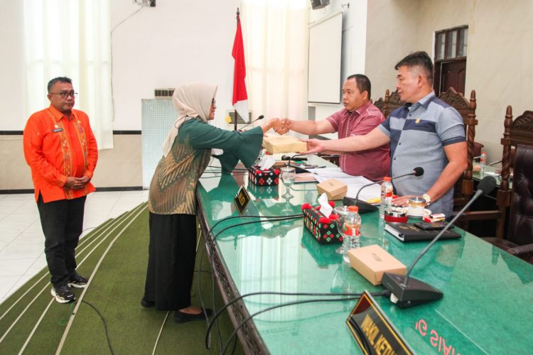 WALIKOTA SIANTAR SERAHKAN RANCANGAN PAPBD KE DPRD