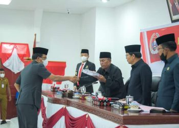 BUPATI HUMBAHAS SERAHKAN NOTA PENGANTAR RPAPBD 2022 KEPADA DPRD