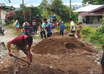 Warga Pasaran Parsaoran Berswadaya Perbaiki Jalan Rusak
