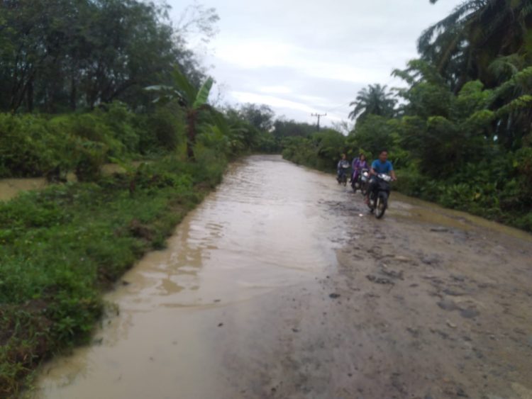 JALAN KABUPATEN ASAHAN RUSAK PARAH DI RUAS JALAN SEI KOPAS