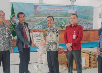 Bupati Humbahas Berikan Bansos Kepada Masyarakat