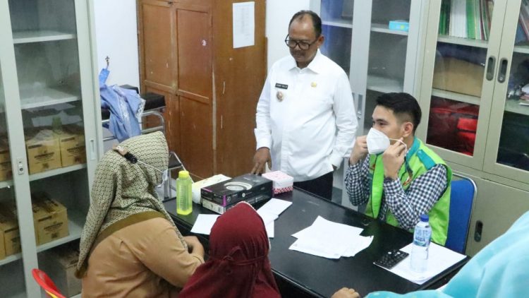 WABUP SIMALUNGUN TINJAU PENGOBATAN GRATIS DI SERBELAWAN