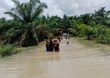 BANJIR DI JALAN DESA, MENJADI TUJUAN *WISATA* DADAKAN