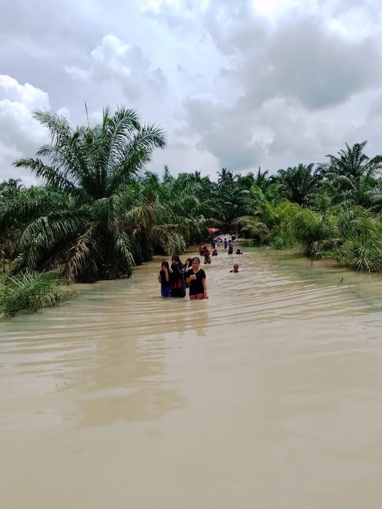 BANJIR DI JALAN DESA, MENJADI TUJUAN *WISATA* DADAKAN