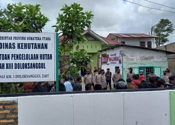 RATUSAN POKTAN HUTAN GERUDUK KANTOR UPT KPH XIII HUMBAHAS