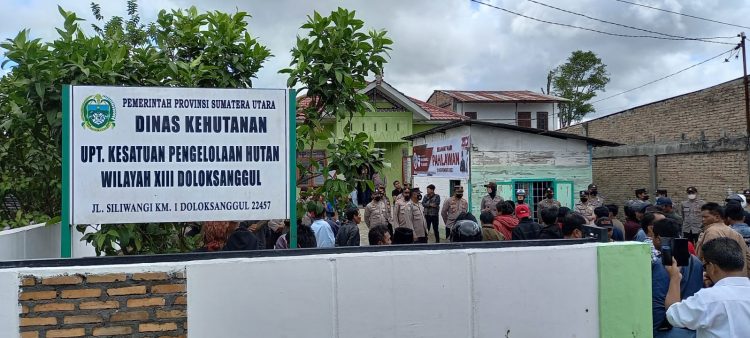 RATUSAN POKTAN HUTAN GERUDUK KANTOR UPT KPH XIII HUMBAHAS