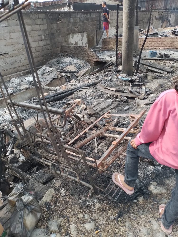 PABRIK GETAH TERBAKAR DI KISARAN, 4 RUMAH WARGA IKUT TERBAKARA