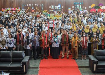 HUT PGRI SIANTAR, WALIKOTA SERAHKAN PENGHARGAAN KEPADA GURU PENGGERAK