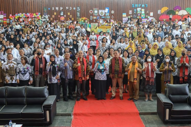 HUT PGRI SIANTAR, WALIKOTA SERAHKAN PENGHARGAAN KEPADA GURU PENGGERAK