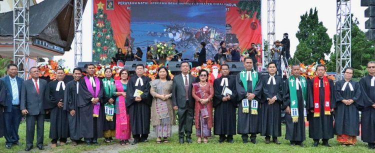 NATAL BERSAMA: PEMERINTAH, FORKOFIMDA DAN MASYARAKAT KABUPATEN SIMALUNGUN DIGELAR DI TIGADOLOK