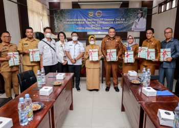 Wali Kota Pematang Siantar Terima 275 Sertifikat Tanah Jalan