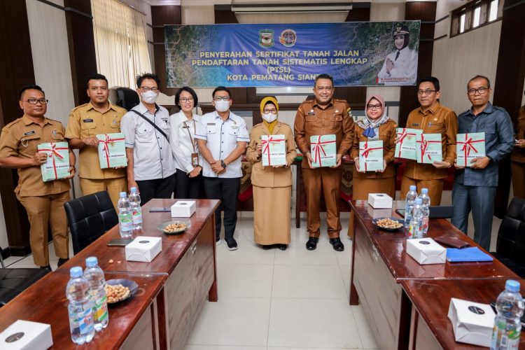 Wali Kota Pematang Siantar Terima 275 Sertifikat Tanah Jalan