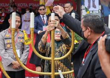 WALIKOTA NYALAKAN LILIN PERAYAAN NATAL OIKUMENE KOTA SIANTAR